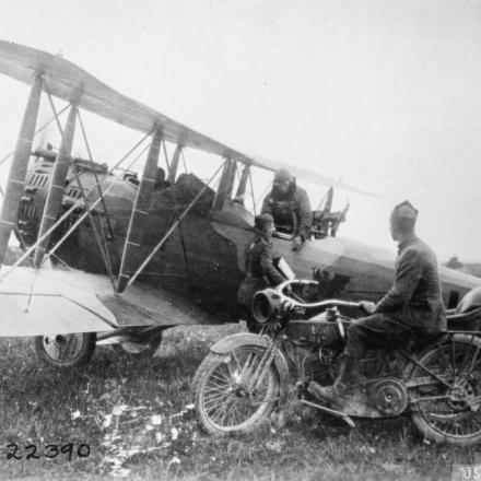Il pilota, maggiore J. N. Reynolds, sta ricevendo le lastre fotografiche dall'osservatore tenente J. H. Snyder, dopo un volo di ricognizione, e le consegna a un motociclista per lo studio sul campo. L'aereo è un biplano Salmson 2 A2. Unità: 91a Squadriglia Aero. Aerodromo di Gondreville-sur-Moselle, 6 agosto 1918.© IWM (Q 67849)