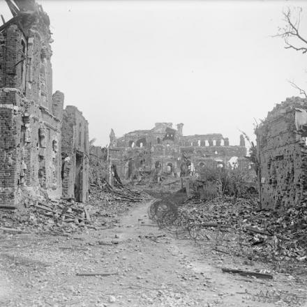 Le rovine della chiesa ad Albert, il 6 agosto 1918. © IWM (Q 6897)