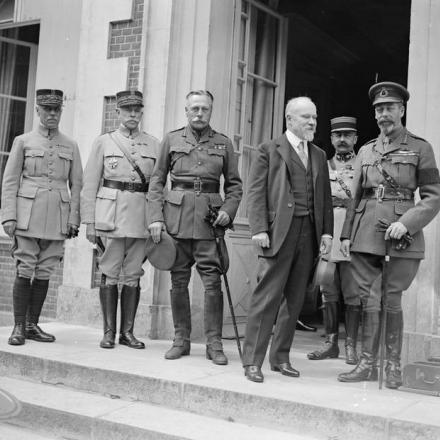 Il re Giorgio V, il presidente francese Raymond Poincaré e il feldmaresciallo Douglas Haig al GHQ di Montreuil, il 7 agosto 1918. © IWM (Q 9205)