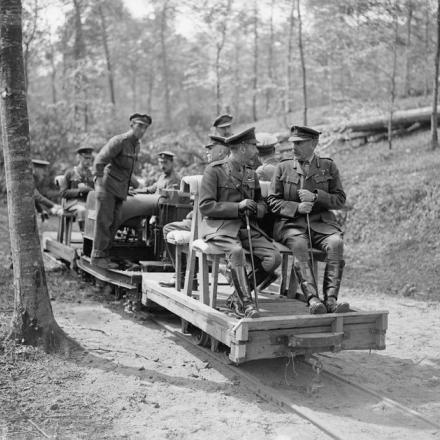 Il Re Giorgio V attraversa la foresta di Hesdin su una ferrovia leggera mentre visita una compagnia del Corpo Forestale che vi lavora, il 7 agosto 1918.© IWM (Q 9219)