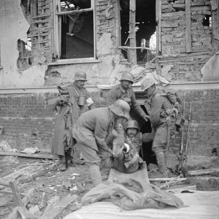 Battaglia di Amiens. Tre barellieri e feriti tedeschi fuori dalla cantina in cui sono stati trovati dal tenente John Warwick Brooke (fotografo ufficiale), e poi catturati dal decimo battaglione, London Regiment (Hackney), Sailly Laurette, l'8 agosto 1918.© IWM (Q 6907)