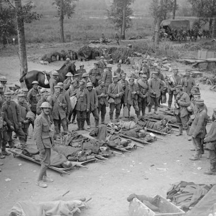 Battaglia di Amiens. Prigionieri tedeschi in procinto di trasportare feriti britannici sulle barelle. Sailly-le-Sec, limite dell'avanzata tedesca sulla riva settentrionale della Somme, l'8 agosto 1918.© IWM (Q 7949)