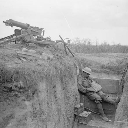 Battaglia di Amiens. Mitragliatrice tedesca Maxim catturata e un soldato britannico che riposa nella postazione. Malard Wood, 9 agosto 1918.© IWM (Q 6927)