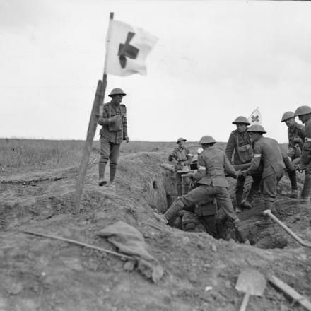 Battaglia di Amiens. Cattura del crinale di Chipilly dalla 58a (Londra) divisione. Portatori di barelle RAMC che depositano una custodia per barella in una trincea abbandonata che funge da postazione di soccorso del reggimento. Vicino ad Albert, il 9 agosto 1918.© IWM (Q 9175)