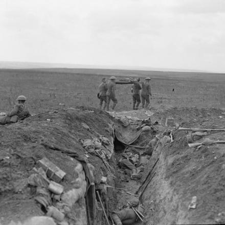 Battaglia di Amiens. Cattura del crinale di Chipilly dalla 58a (Londra) divisione. Soldati che dormono in una trincea superata dall'avanzata e i barellieri RAMC che portano un ferito. Vicino ad Albert, il 9 agosto 1918. © IWM (Q 9176)