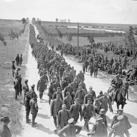 Battaglia di Amiens. Prigionieri tedeschi che arrivano in un campo di prigionia temporaneo scortati dalla polizia militare. Vicino ad Amiens, il 9 agosto 1918. © IWM (Q 9178)