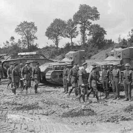 Re Giorgio V con il maggiore generale Hugh Elles che ispeziona carri armati (inclusi due Whippet) e membri dell'equipaggio a Sautricourt, il 10 agosto 1918. © IWM (Q 11147)