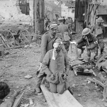 Battaglia di Amiens. Britannici e tedeschi feriti in una stazione di soccorso della 58a divisione vicino a Chipilly, il 10 agosto 1918. © IWM (Q 6943)