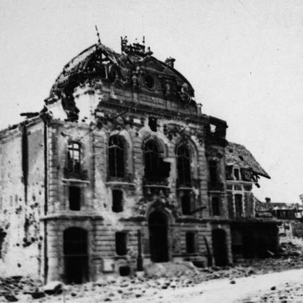 Rovine del Municipio a Montdidier, 10 agosto 1918. © IWM (Q 78843)