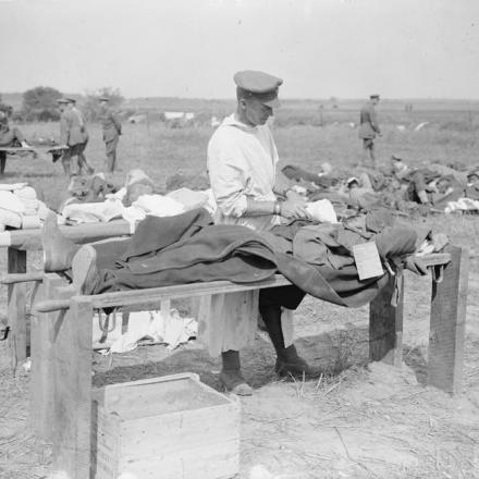 Battaglia di Amiens. Un chirurgo al lavoro all'aria aperta in una stazione di soccorso vicino a Le Quesnel, l'11 agosto 1918. © IWM (Q 6936)