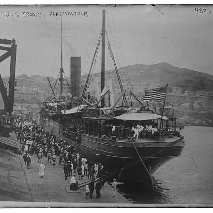 Soldati americani su una nave a Vladivostok, in Russia. © Congress Library  ggbain 28204