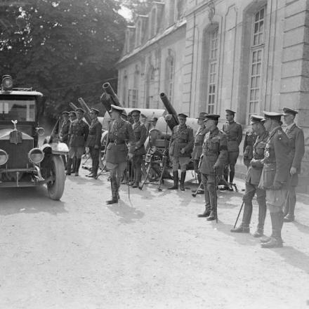 Il Re Giorgio V con il generale John Monash nel quartier generale del corpo australiano. Castello di Bertangles, 12 agosto 1918. Sullo sfondo cannoni catturati ai tedeschi. © IWM (Q 9241)