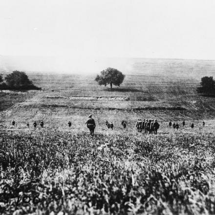 Truppe della 37a Divisione americana che si muovono dietro un fuoco di sbarramento di artiglieria vicino a St. Barbe, il 13 agosto 1918.© IWM (Q 69956)
