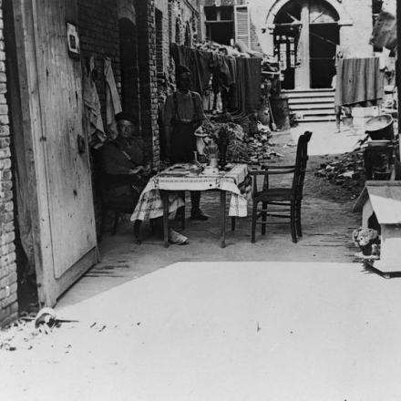 La "sala da pranzo" di un ufficiale britannico nel cortile del suo alloggio a Villers-Bretonneux, il 13 agosto 1918. © IWM (Q 80082)