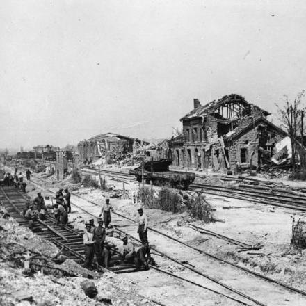 I Royal Engineers costruirono una nuova linea presso la stazione ferroviaria in rovina di Villers-Bretonneux, il 14 agosto 1918. © IWM (Q 56897)