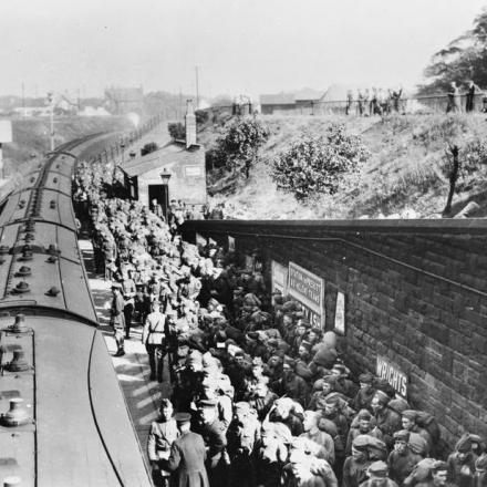 Soldati del 316 ° Field Artillery Regiment (81 ° divisione) salgono a bordo di un treno presso  Knotty vicino a Liverpool, in rotta per Southampton e la Francia, il 14 agosto 1918.© IWM (Q 69062)