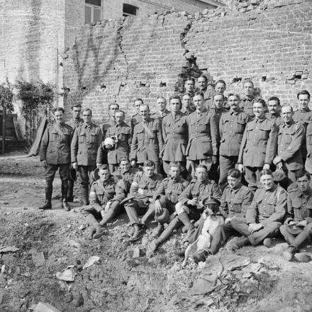Personale della sede della 42a brigata, Royal Garrison Artillery. Solo la mascotte ha il cappello. Busnes, 14 agosto 1918. © IWM (Q 7167)