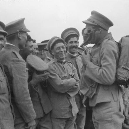 Soldato portoghese che indossa la maschera antigas, Roffey Camp, Horsham, 15 agosto 1918. © IWM (Q 28082)