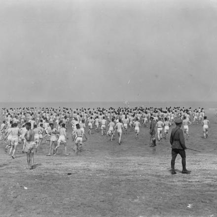 Bagno in mare per i pazienti del Reparto Convalescenti n ° 14, sulla spiaggia di Trouville, il 16 agosto 1918. © IWM (Q 11240)