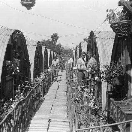 Soldati nelle loro capanne al n. 14 Reparto di convalescenza a Trouville, il 16 agosto 1918. © IWM (Q 11192)