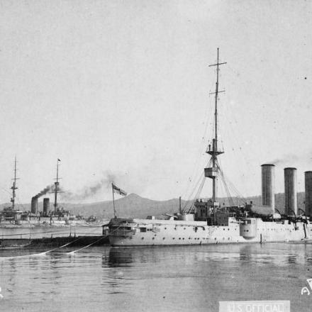 Vessilli britannici e giapponesi nel porto di Vladivostok. HMS Suffolk in primo piano. © IWM (Q 58289)