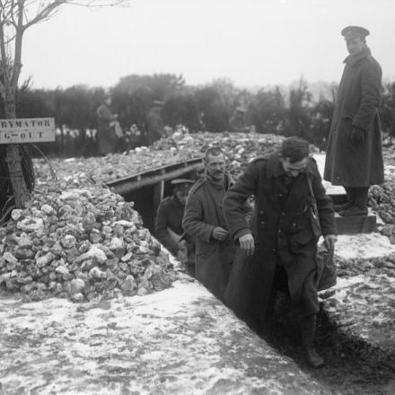 Addestramento anti gas fuori da un rifugio. © IWM (Q 33349)