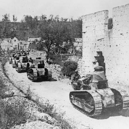 Carri armati francesi Renault FT-17 che attraversano il villaggio di Nampcel, il 20 agosto 1918. © IWM (Q 56526)