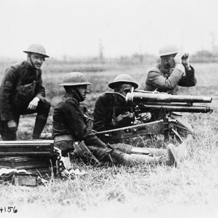 Gruppo del 108 ° reggimento di fanteria americano equipaggiato con un cannonino da fanteria da 37 mm ad Abeele, 20 agosto 1918 © IWM (Q 79424)