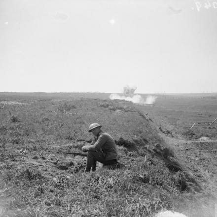 Seconda battaglia della Somme. Granata tedesca esplode vicino a Courcelles, il 21 agosto 1918. © IWM (Q 6965)