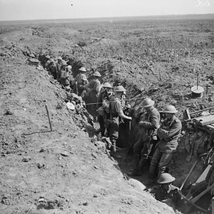 Attacco a Moyenneville. Truppe delle Guardie Grenadier che consolidano l'ex linea tedesca. Vicino a Courcelles, il 21 agosto 1918. © IWM (Q 6984)