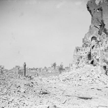 Avanzata nelle Fiandre. Rovine nella piazza di Merville, 22 agosto 1918. © IWM (Q 6999)