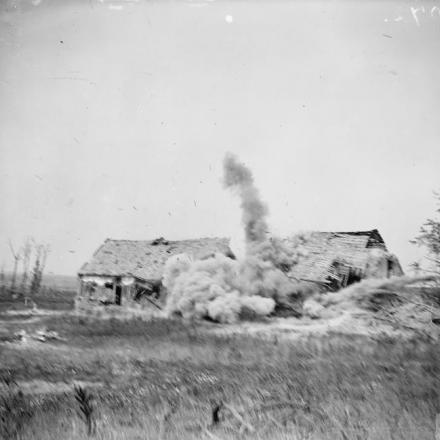 Battaglia di Albert. Una granata tedesca esplode su un edificio a Meault il giorno dopo la sua presa, il 23 agosto 1918.© IWM (Q 6988)