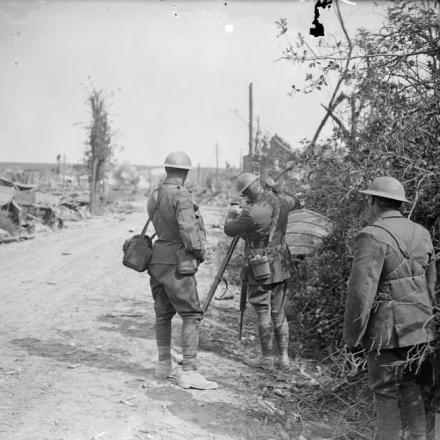 Battaglia di Albert. Fotografo ufficiale britannico al lavoro a Meaulte il giorno dopo la sua cattura, il 23 agosto 1918. © IWM (Q 7020)