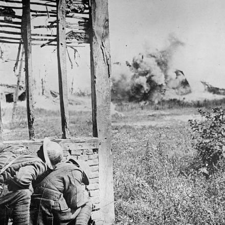 Due soldati della dodicesima divisione si nascondono dietro un muro dalle schegge di una granata che scoppia a Meaulte (presa dalla 12a divisione il 22 agosto), il 23 agosto 1918. © IWM (Q 7089)