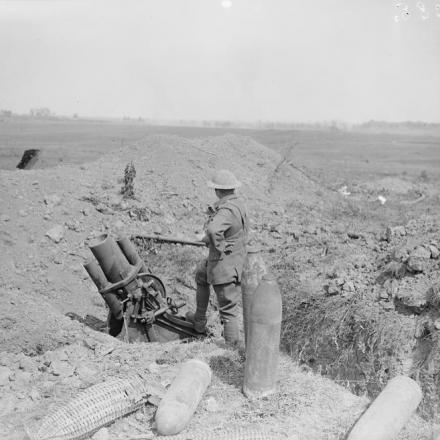 Battaglia di Albert. Mortaio pesante e granate tedesche catturate a Grevillers  il 24 agosto 1918. © IWM (Q 7004)