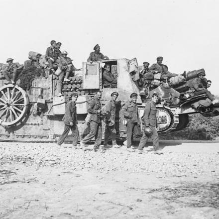 Un cingolato britannico Mk I "Dublin" che trasporta howitzwer  da 6 pollici e le sue munizioni alle linee. Irles, 25 agosto 1918. © IWM (Q 49645)