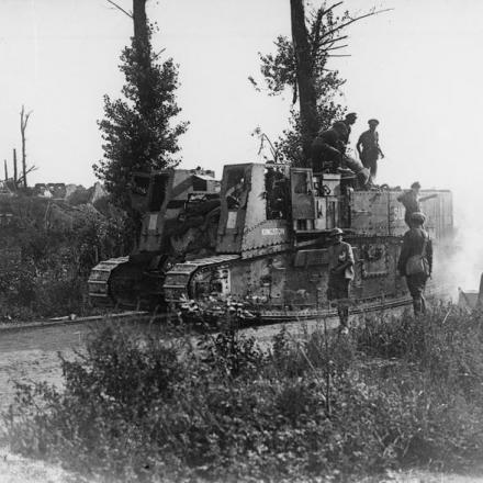 Un cingolato britannico Mk I "Kingston", usata come veicolo di rifornimento, sale in prima linea vicino a Miraumont, il 25 agosto 1918. © IWM (Q 56435)