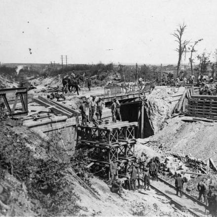I Royal Engineers ricostruiscono la linea ferroviaria da Albert ad Arras. Fotografia scattata vicino ad Albert. © IWM (Q 78697)