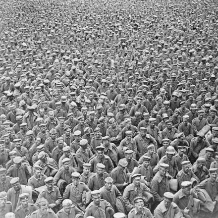 Una folla di prigionieri tedeschi presi dalla quarta armata britannica nella battaglia di Amiens. Vicino ad Abbeville. © IWM (Q 9272)