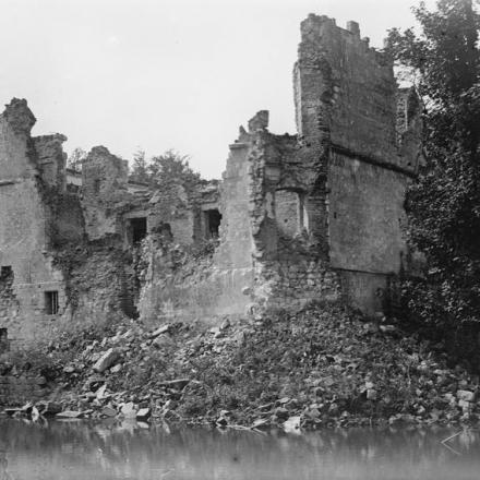Rovine del castello di Neulette, nel bosco di Neulette. R.N. Divisione, agosto - settembre 1916.