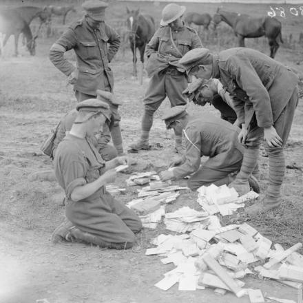 Artiglieri della Royal Artillery che riordinano la posta. Vicino a Grevillers, il 27 agosto 1918. © IWM (Q 7002)
