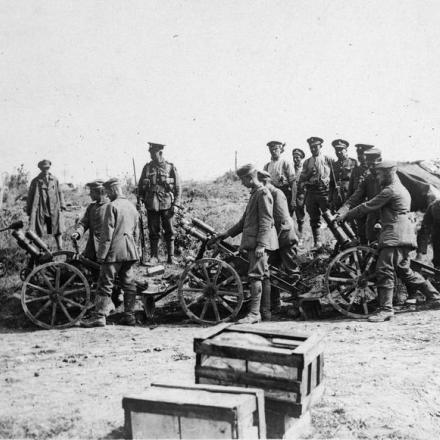 Prigionieri tedeschi che trasportano i loro mortai da trincea sotto scorta britannica nei pressi di La Boisselle, il 27 agosto 1918. © IWM (Q 78696)