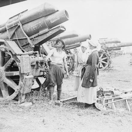Battaglia di Amiens. Due infermiere guardano un obice pesante da 21 cm Mörser in un deposito di artiglieria e cannoni tedeschi catturati dalla British Fourth Army, il 27 agosto 1318. © IWM (Q 9270)