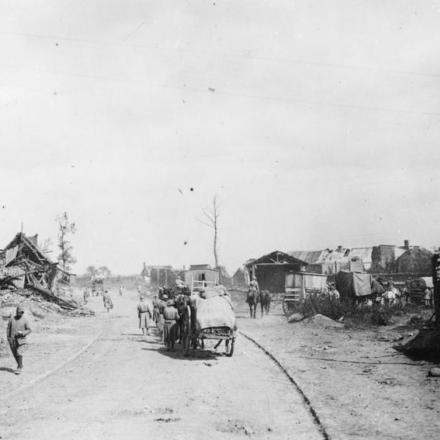 Trasporti a cavallo francesi entrano nel villaggio in rovina di Carrepuis, il 29 agosto 1918. © IWM (Q 61323)