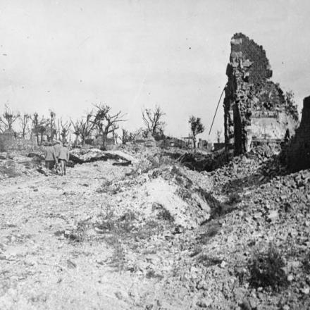 La strada principale del villaggio di Laucourt che mostra la completa distruzione, il 29 agosto 1918. Tracce di vecchie trincee di comunicazione sono viste tra le rovine. © IWM (Q 61324)