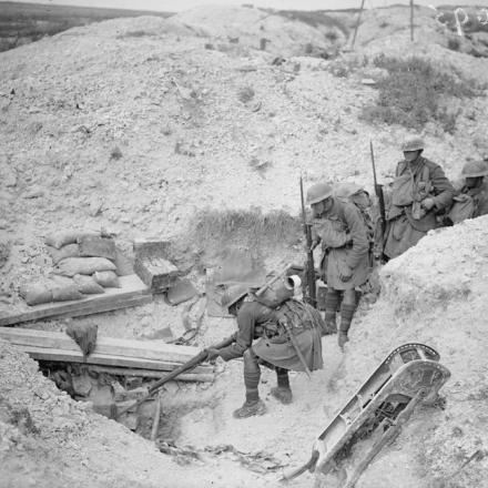 Battaglia dello Scarpe. Cattura di Greenland Hill dalla 51a divisione. Pattuglia diurna del 6 ° battaglione, Seaforth Highlanders che si sopsta in avanti verso Hausa e Delbar Woods. A nord-est di Roeux, il 29 agosto 1918. Si sparao in una trincea in una trincea tedesca deserta per far uscire i tedeschi rimasti.© IWM (Q 7011)
