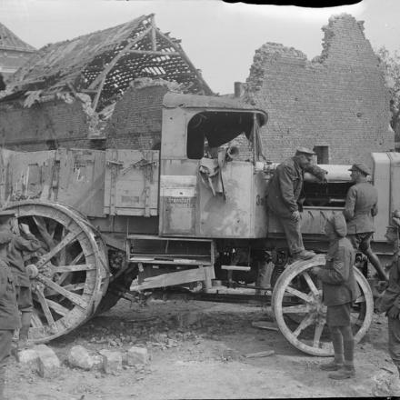 Uomini del Corpo di servizio dell'esercito che esaminano un camion pesante tedesco a Clery, il 30 agosto 1918, in seguito all'occupazione di Peronne.