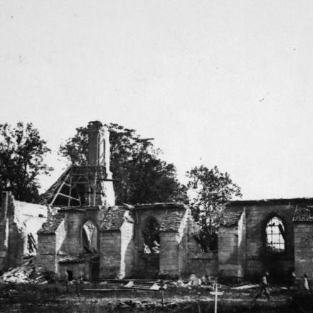 Le rovine della chiesa di Carlepont, 30 agosto 1918. © IWM (Q 78899)