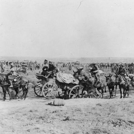 Trasporto britannico trainato da cavalli in movimento per Monchy-le-Preux, il 30 agosto 1918. © IWM (Q 80084)