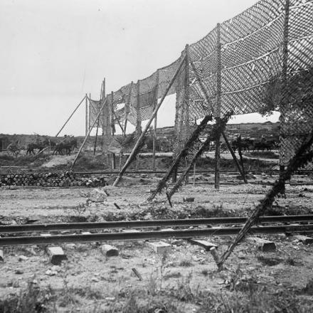 Camuffamento tedesco su una ferrovia catturata vicino a Chuignes in Francia il 31 agosto 1918 © IWM (E (AUS) 3094)